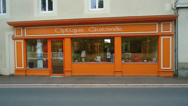 La devanture orange d'Optique Quesnée, rue du Général de Gaulle