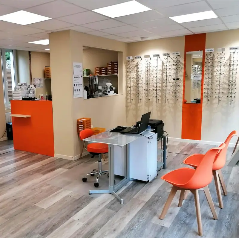 L'accueil orange, le poste de vente et les chaises orange